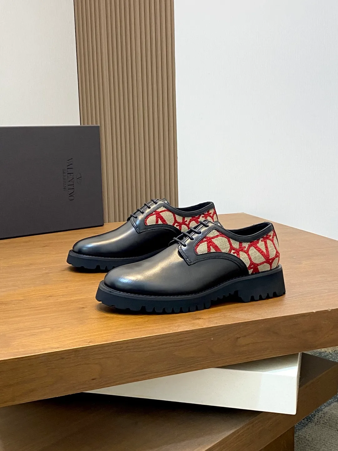 Men's shoes 💰740 VALENTINO Valentino's new men's fashionable casual leather shoes. These leather shoes are made of imported cowhide leather uppers, dyed calfskin lining and calfskin insoles. The upper foot is soft, comfortable and breathable. Comes with complete packaging in the original box! Visible details and quality. Size: 39-44 (customized at 38.45.46)